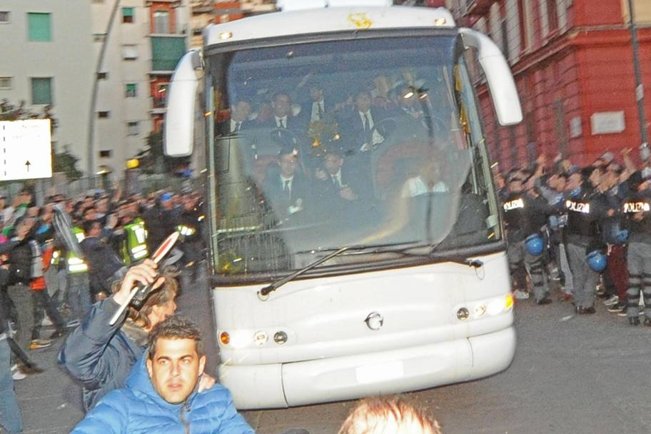 Prima della partita l&#39;autobus della Juve colpito da uova. Ansa